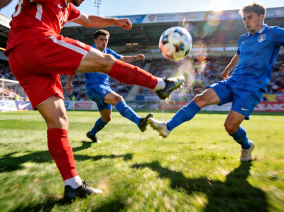 足球赛事精彩瞬间 - 球员在绿茵场上激烈角逐射门
